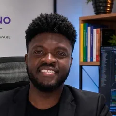 Alex Gonçalves Victorino, fundador e responsável técnico da Victorino Eng, no escritório da empresa